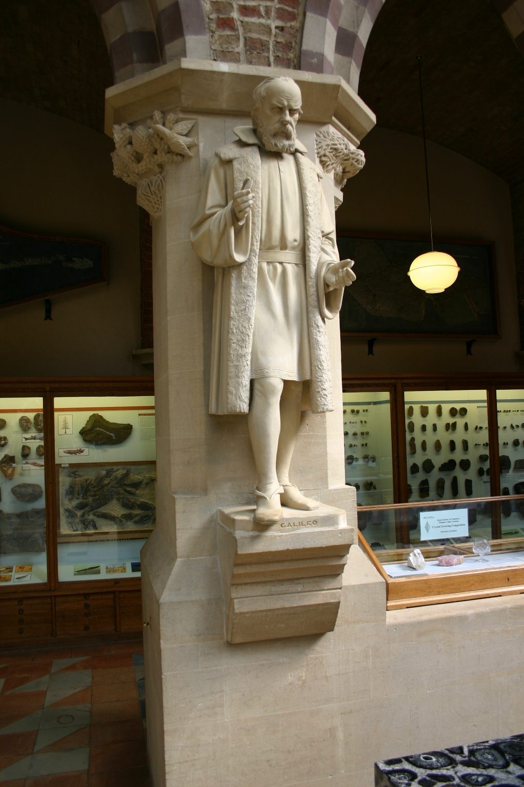 Galileo%20Galilei%27s%20statue%2C%20Oxford%20University%20Museum%20of%20Natural%20History%2C%20Oxford%20-%2001.JPG